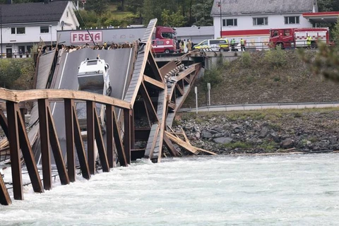 Sập cầu tại miền Nam Na Uy khiến hai ôtô rơi xuống sông