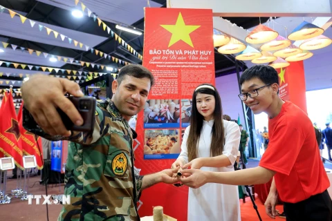 Bạn bè quốc tế trải nghiệm không gian văn hóa Việt Nam tại Army Games 