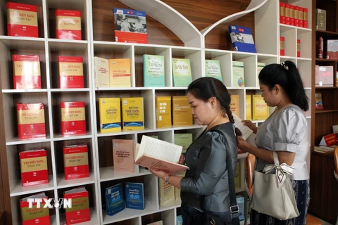 Triển lãm sách Việt Nam-Lào: 'Dấu ấn qua từng trang sách'