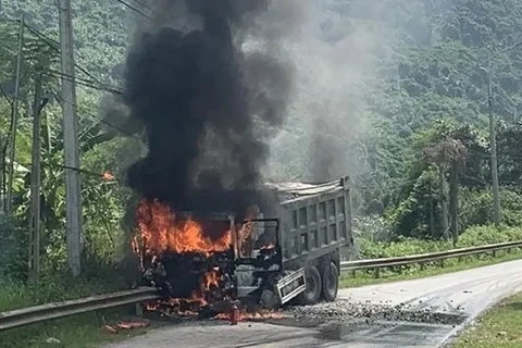 Lai Châu: Xe tải chở đá bốc cháy dữ dội khi đâm vào tatuy đường