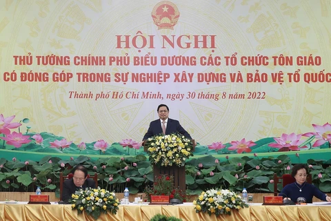 Thủ tướng Phạm Minh Chính biểu dương các chức sắc và đại diện các tổ chức tôn giáo. (Ảnh: Dương Giang/TTXVN)