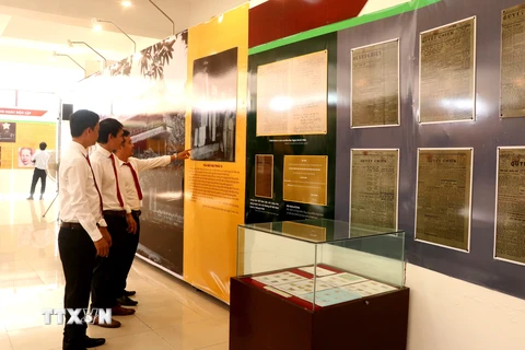 Khai mạc triển lãm chuyên đề 'Từ Ngọ Môn đến Ba Đình lịch sử'