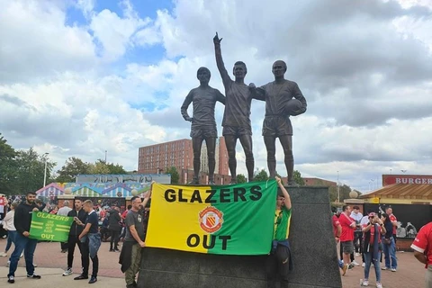 Các cổ động viên M.U phản đối nhà Glazer trước trận gặp Arsenal