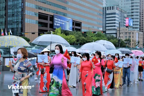 Diễu hành trang phục dân tộc tại Quảng trường Gwanghwamun ngày 4/9. (Ảnh: Khánh Vân/Vietnam+)
