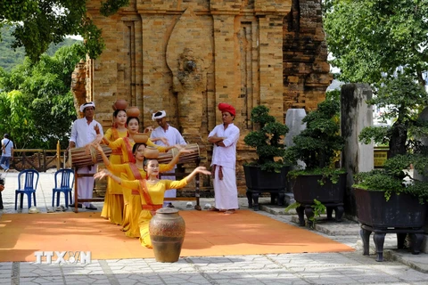 [Photo] Quyến rũ vũ điệu Chăm dưới chân Tháp Bà Ponagar