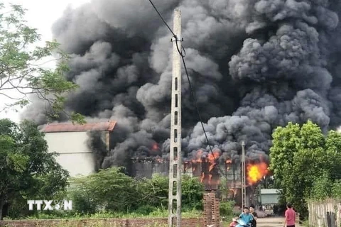 Hà Nội: Hỏa hoạn tại xưởng chăn ga gối đệm, 3 người phải nhập viện