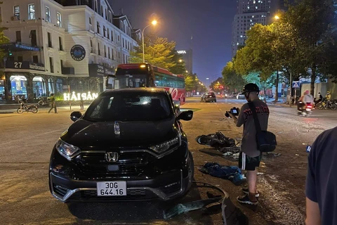Ôtô gây tai nạn liên hoàn rồi bỏ chạy trên phố Nguyễn Chánh. (Ảnh: Phạm Kiên/TTXVN)