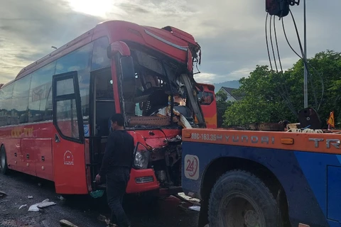 Bình Thuận: Xe khách đâm vào đuôi xe bồn làm 9 người bị thương