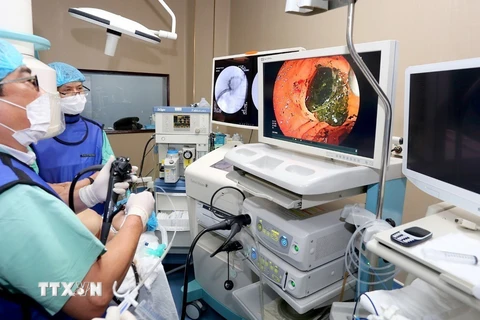 Bệnh viện đầu tiên ở miền Trung tán sỏi đường mật trong gan bằng laser