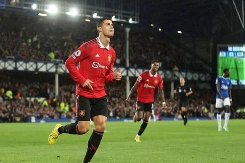 Cristiano Ronaldo ghi bàn giúp Manchester United áp sát top 4