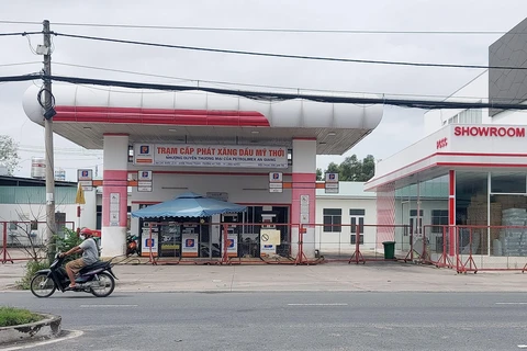 Trạm cấp phát xăng dầu ở phường Mỹ Thới, thành phố Long Xuyên (An Giang) đóng cửa ngừng hoạt động. (Ảnh: Công Mạo/TTXVN)