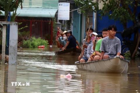 Thăm và tặng quà các hộ gia đình bị thiệt hại do mưa lũ tại Quảng Nam
