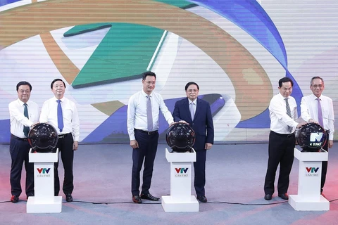 Thủ tướng Phạm Minh Chính và các đại biểu thực hiện nghi thức phát sóng chính thức Kênh Truyền hình VTV Cần Thơ. (Ảnh: Dương Giang/TTXVN)