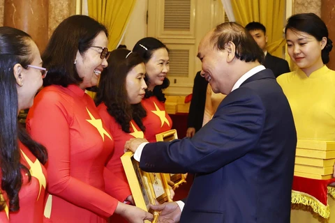 Chủ tịch nước Nguyễn Xuân Phúc tặng chân dung 'Chủ tịch Hồ Chí Minh' cho các đại biểu. (Ảnh: Thống Nhất/TTXVN)
