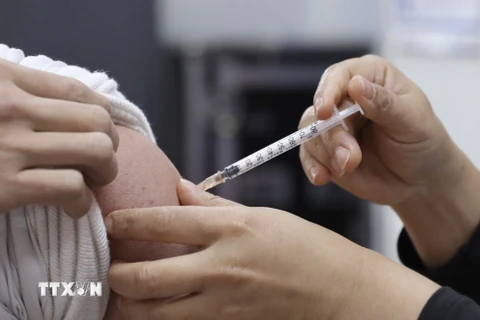 Tỷ lệ tiêm vaccine trong chương trình tiêm chủng mở rộng mới đạt 76%. (Ảnh: Minh Quyết/TTXVN) 