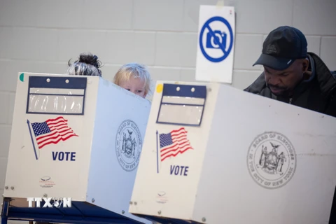 Bầu cử Mỹ: Các điểm bỏ phiếu bắt đầu đóng cửa tại nhiều bang