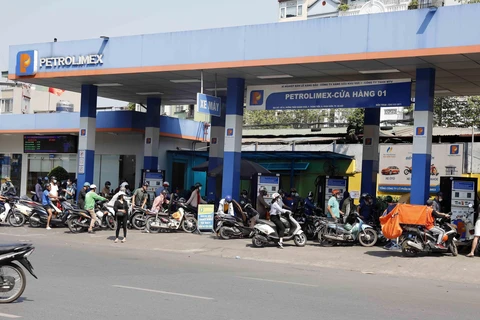 Nhiều người xếp hàng dài tại điểm bán xăng, dầu trên phố Trần Quang Khải chiều ngày 4/11/2022. Ảnh: Trần Việt/TTXVN)