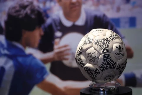 Trái bóng 'Bàn tay của Chúa' của Maradona được bán giá 2,4 triệu USD