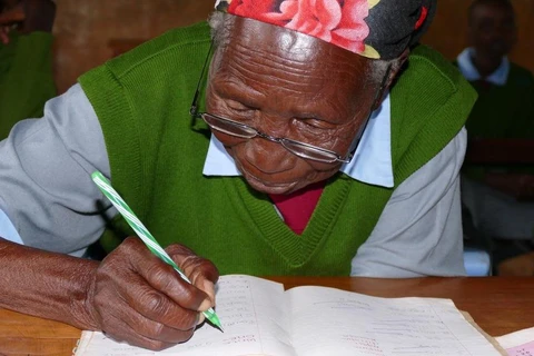 Học sinh tiểu học già nhất thế giới qua đời ở tuổi 99 tại Kenya 