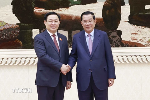 [Photo] Chủ tịch Quốc hội Vương Đình Huệ hội kiến Thủ tướng Campuchia