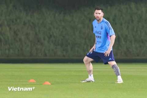 Phóng viên VietnamPlus đi 'săn' Lionel Messi ở World Cup 2022