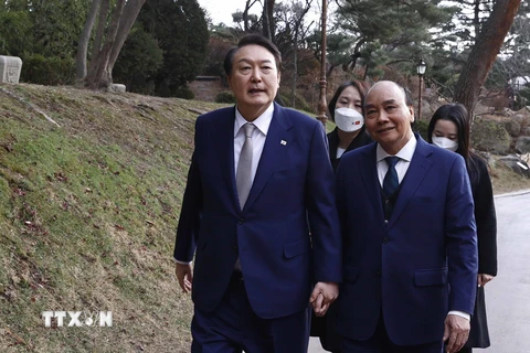 Chủ tịch nước Nguyễn Xuân Phúc gặp thân mật Tổng thống Hàn Quốc