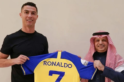 Ronaldo gia nhập Al-Nassr, nhận lương 200 triệu euro mỗi năm