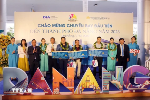 Đà Nẵng đón chuyến bay và hành khách đầu tiên trong Năm mới 2023