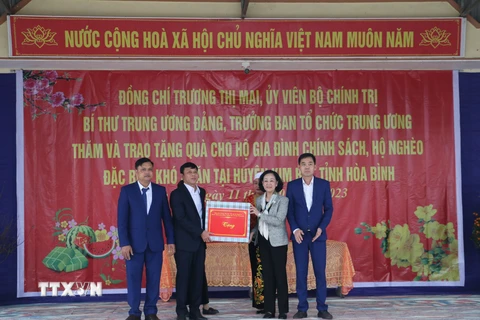 Trưởng Ban Tổ chức Trung ương Trương Thị Mai tặng quà cho chính quyền địa phương xã Kim Bôi, huyện Kim Bôi (Hòa Bình). (Ảnh: Vũ Hà/TTXVN)