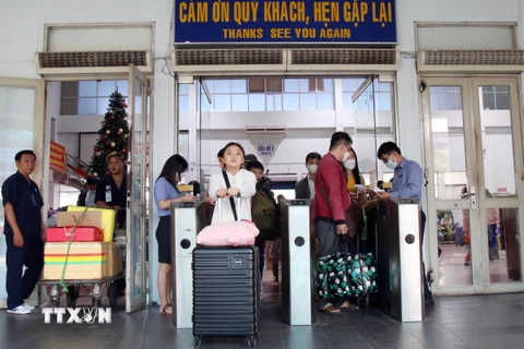Nhà ga, bến xe tại TP Hồ Chí Minh nhộn nhịp khách về quê đón Tết