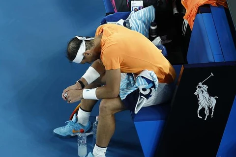 Rafael Nadal thành cựu vương Australian Open ngay từ vòng 2