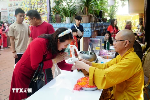 Lễ chùa đầu năm, nét văn hóa của cộng đồng người Việt tại Lào