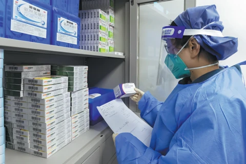 Trung Quốc cấp phép sử dụng 2 loại thuốc nội địa điều trị COVID-19