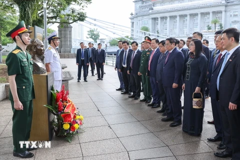 Thủ tướng dâng hoa tại Tượng đài Chủ tịch Hồ Chí Minh ở Singapore