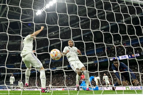 Real Madrid bại trận trước Barcelona bởi bàn phản lưới nhà