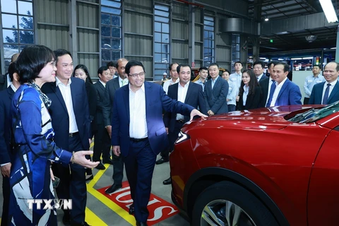 Thủ tướng Phạm Minh Chính thăm dây chuyền sản xuất ôtô tại Hải Dương