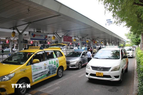 ​Yêu cầu báo cáo vụ taxi ở sân bay Tân Sơn Nhất 'gánh' nhiều loại phí