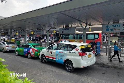 Tạm ngưng thay đổi cách thu phí taxi tại sân bay Tân Sơn Nhất