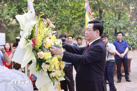 Chủ tịch Quốc hội dâng hương tại Khu di tích lịch sử Thuận Thành