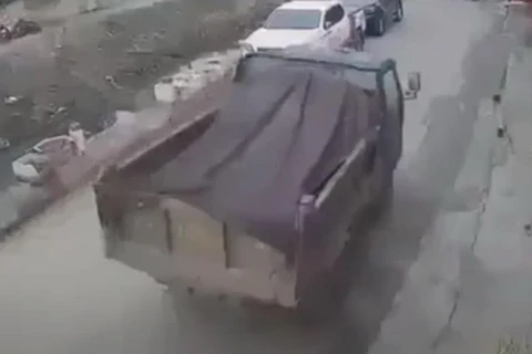 [Video] Xót xa cảnh bé trai bị xe tải cán khi băng qua đường