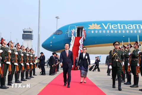 Chủ tịch nước Võ Văn Thưởng đến Vientiane, bắt đầu thăm chính thức Lào