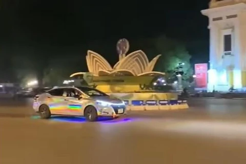 Triệu tập nam tài xế 'drift' xe trước Nhà hát Lớn Hà Nội