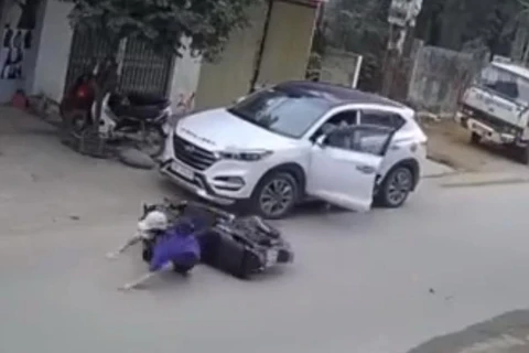 [Video] Mở cửa xe bất cẩn, tài xế ôtô gây tai nạn cho người đi xe máy
