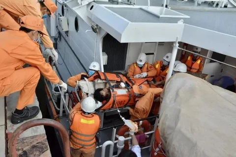 Đưa thủy thủ nước ngoài bị tai nạn vào bờ cấp cứu kịp thời