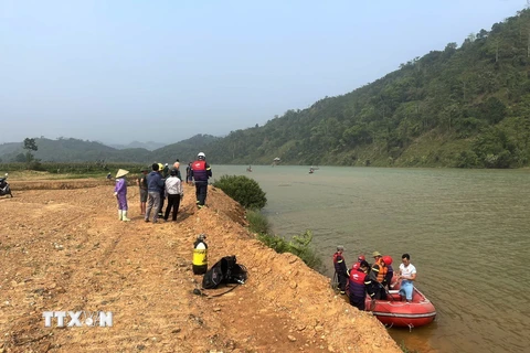 Lật thuyền trên sông Lô: Tìm thấy 1 nạn nhân, 2 người còn mất tích