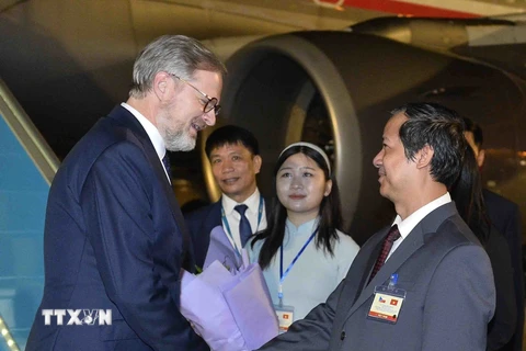 Bộ trưởng Bộ Giáo dục và Đào tạo Nguyễn Kim Sơn đón Thủ tướng Séc Petr Fiala tại Sân bay Quốc tế Nội Bài. (Ảnh: Minh Đức/TTXVN)