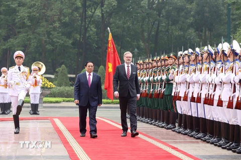 Thủ tướng chủ trì Lễ đón Thủ tướng CH Séc thăm chính thức Việt Nam
