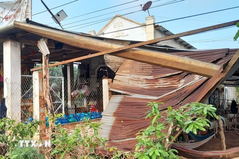 Mưa lớn kèm lốc xoáy tại Bình Phước, gây tốc mái, hư hại nhiều nhà cửa