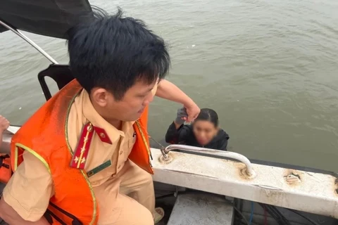 Cảnh sát đường thủy Vĩnh Phúc cứu một phụ nữ bị ngã xuống sông Hồng