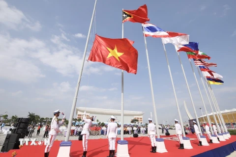 [Photo] Quốc kỳ Việt Nam tung bay tại Lễ thượng cờ SEA Games 32